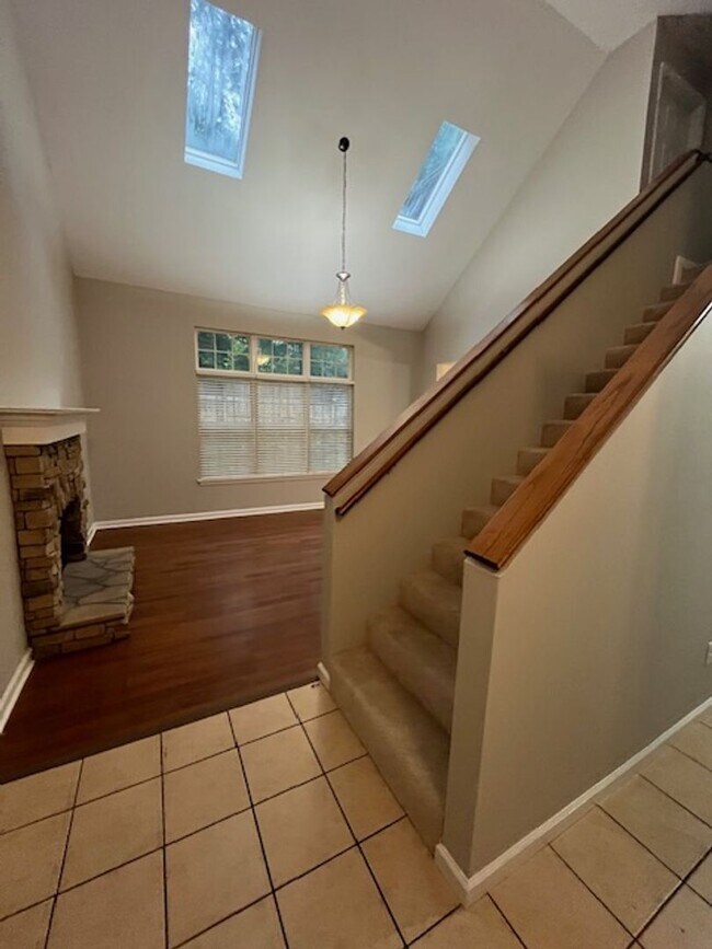 Building Photo - 3 Bedroom, 2.5 Bathroom in Lexington!