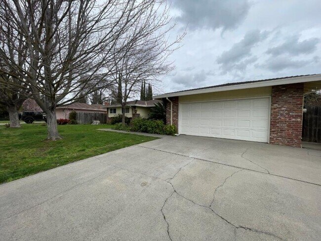 Photo - Desired Greenhaven 4 Bedroom House