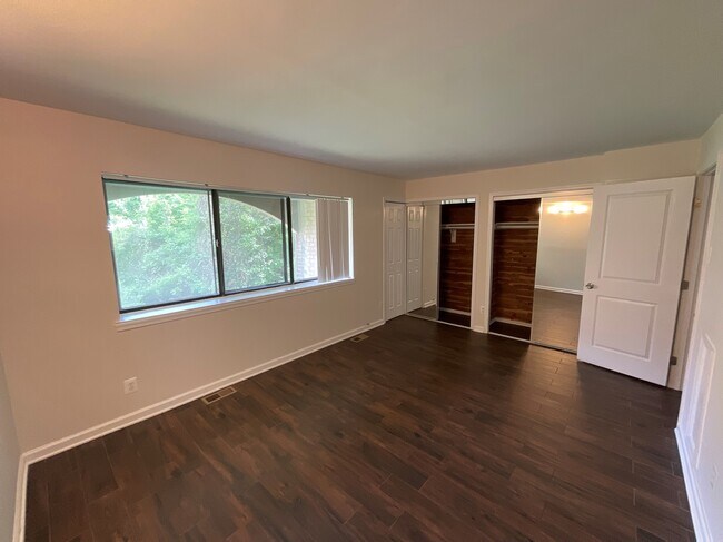 Building Photo - 3059 Hawthorne Dr NE
