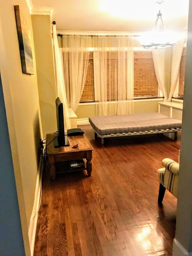 Foto del edificio - 4842 N Tripp Ave