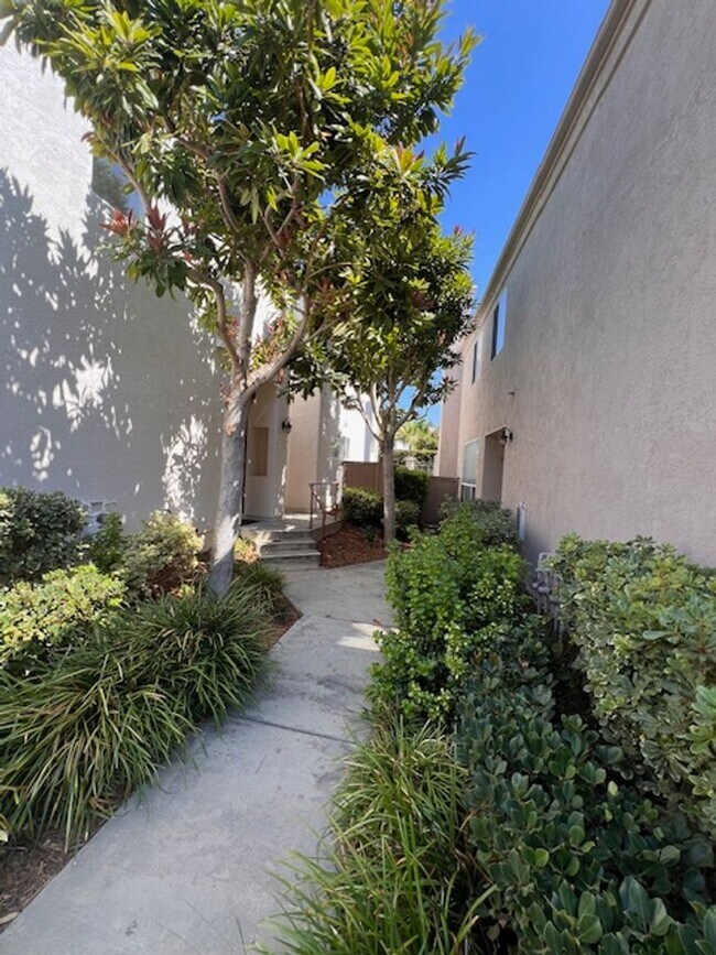 Foto del edificio - Spacious 2 Bedroom, 2 Bathroom Town Home w/ Attached Garage! Andria of UTC