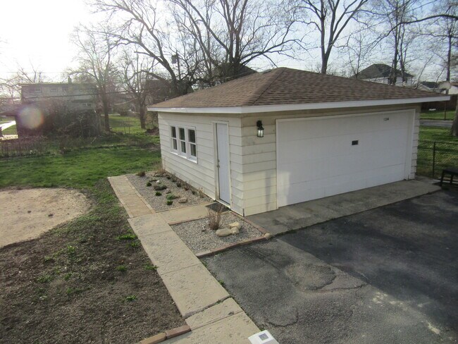 Building Photo - 11246 S Worth Ave