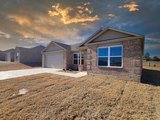 Foto del edificio - NEWLY BUILT HOME IN HARRAH!!!!