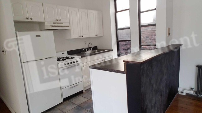 Building Photo - 201 W 81st St