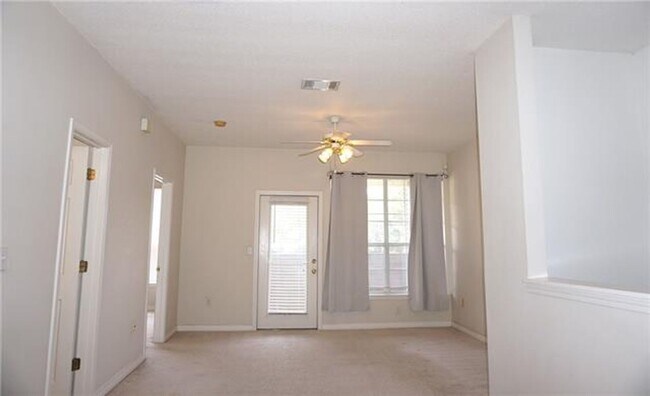 Foto del edificio - 1 Bedroom, 1 Bathroom Condo, Gated Community