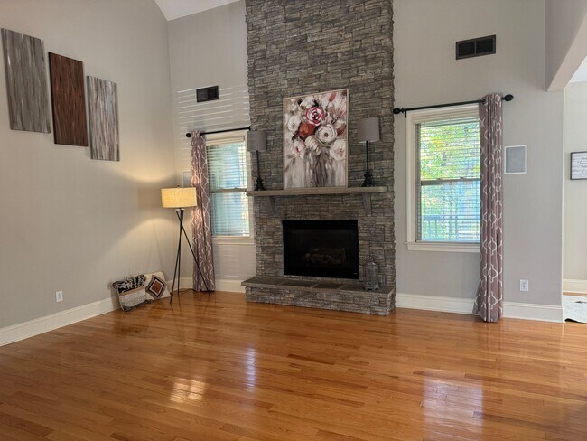 Building Photo - Elegant Full-Brick Estate 4 bedroom/2.5 bathroom