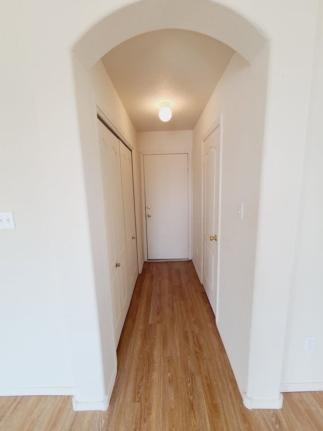 Foto del edificio - Spacious 2 story 4 bed 2.5 bath home in Hu...