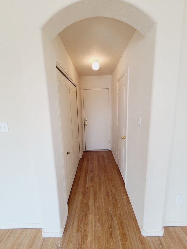 Building Photo - Spacious 2 story 4 bed 2.5 bath home in Huning Ranch.