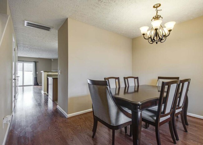 Foto del edificio - 576 Bradburn Village Cir