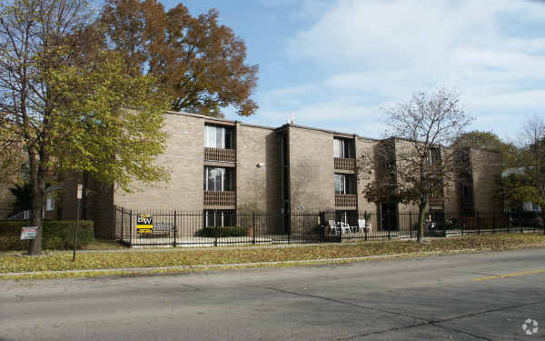 Primary Photo - 423-425 South Blvd