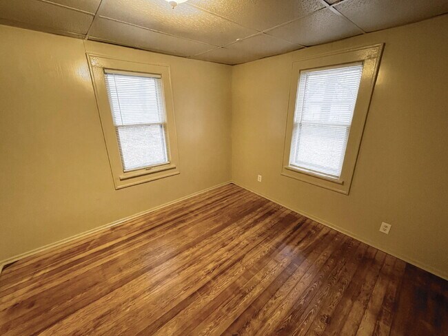 Building Photo - 3 Bedroom conveniently located across the street from Starbucks
