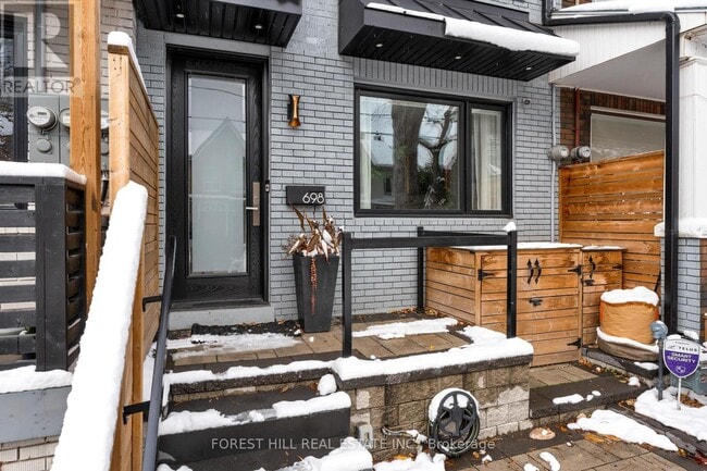 Building Photo - 698 Adelaide St W