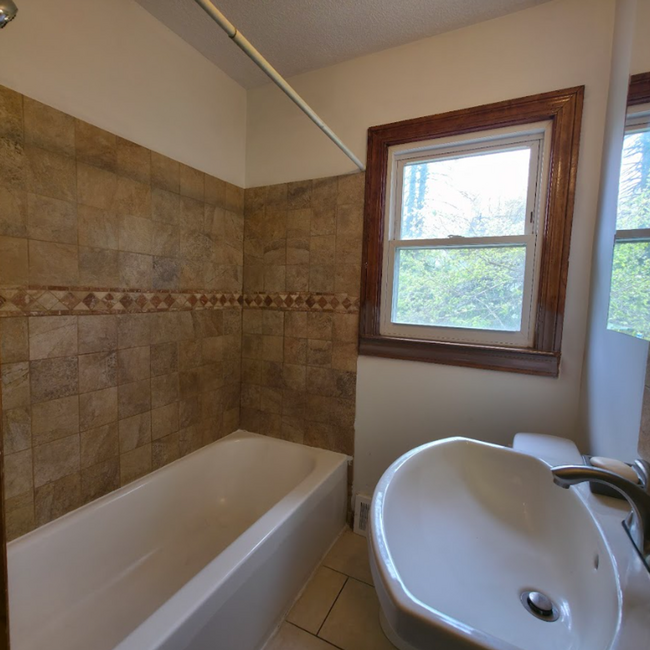 Building Photo - Single Family Home 3 beds 1 bath Available...