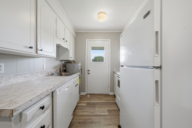 Building Photo - Lakeside Manor Apartments