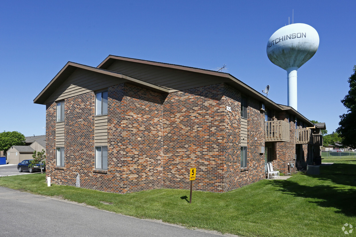 Country Club Manor Apartments - Hutchinson, MN | Apartments.com