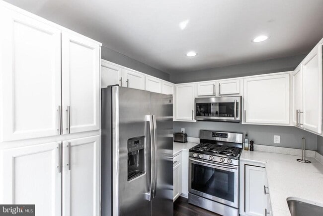 Building Photo - 8201 Crossbrook Ct