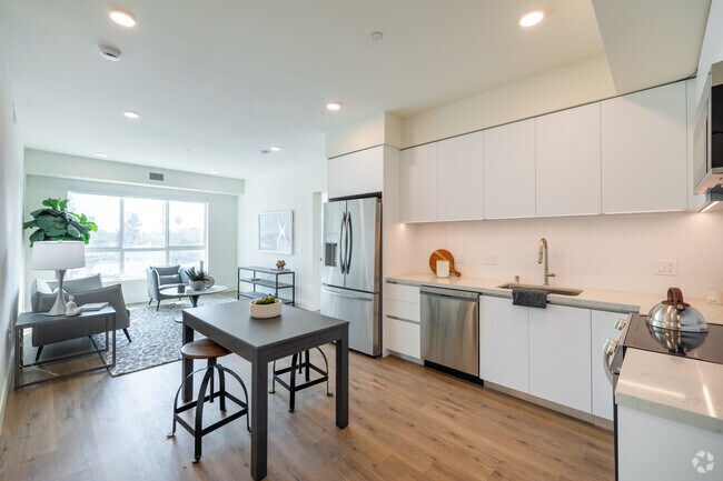 2 habitaciones, 2 baños - 977 pies cuadrados - Comedor - Bermuda Court