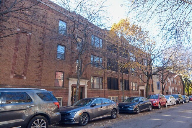 Building Photo - 2443 W Sunnyside Ave
