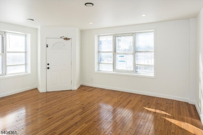 Building Photo - 29 William St