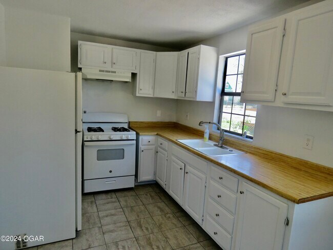 Building Photo - 811 W 6th St