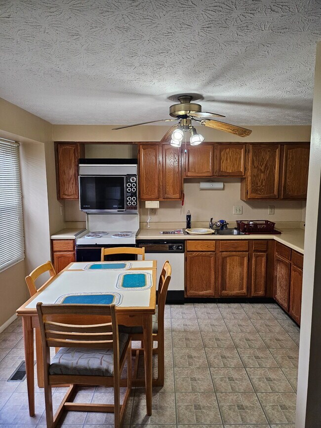 Foto del edificio - 1295 Elm Grove Cir