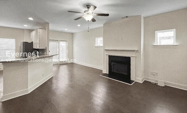 Building Photo - 3 Bed, 2.5 Bath Townhome with Fenced Yard & Garage / Available Now!