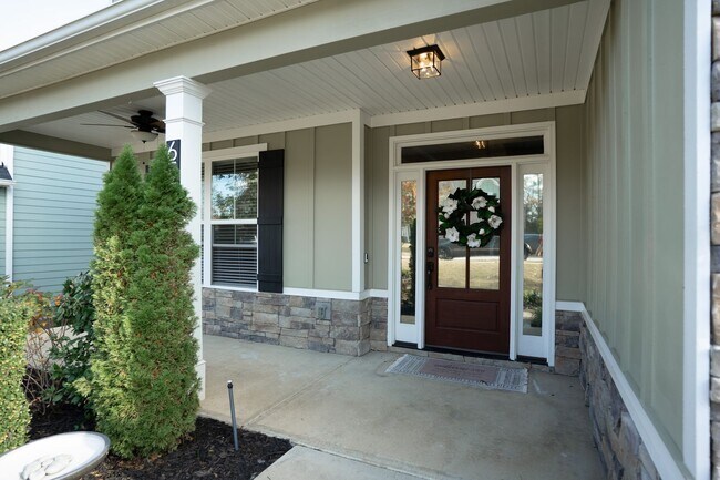 Foto del edificio - 657 Tree Top Trl