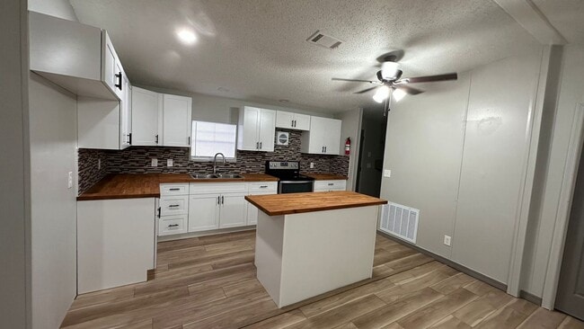 Building Photo - Newly renovated 3/2 Manufactured Home in O...