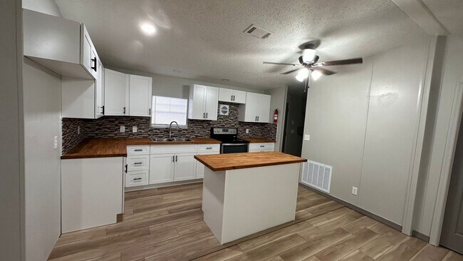 Foto del edificio - Newly renovated 3/2 Manufactured Home in O...