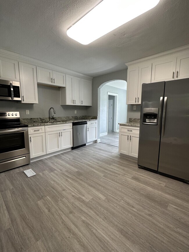 Foto del edificio - 3301 Vimy Ridge Ave