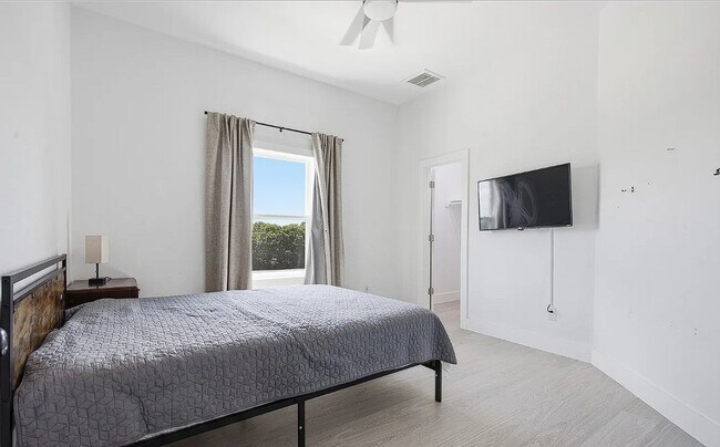 Foto del edificio - 1469 Elmwood Ave