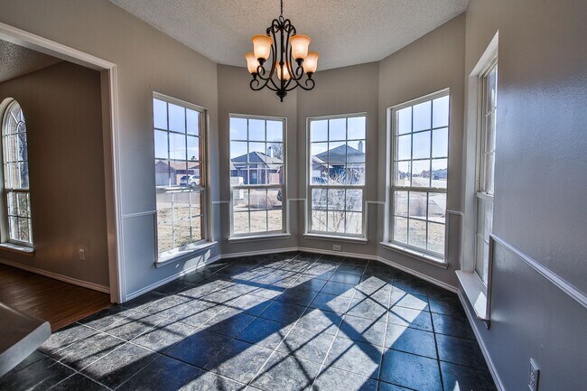 Building Photo - Three bedroom beauty plus large office wit...