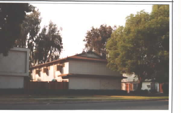 Building Photo - 928 N Cota St