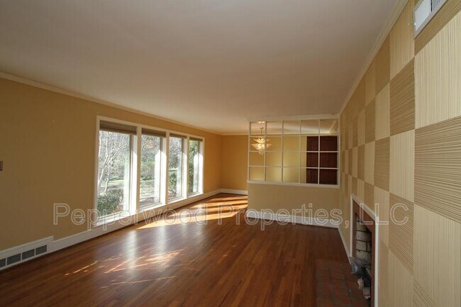 Foto del edificio - 327 N Park Dr