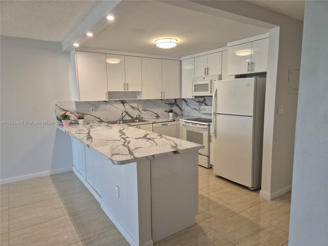 Foto principal - 6990 NW 186th St