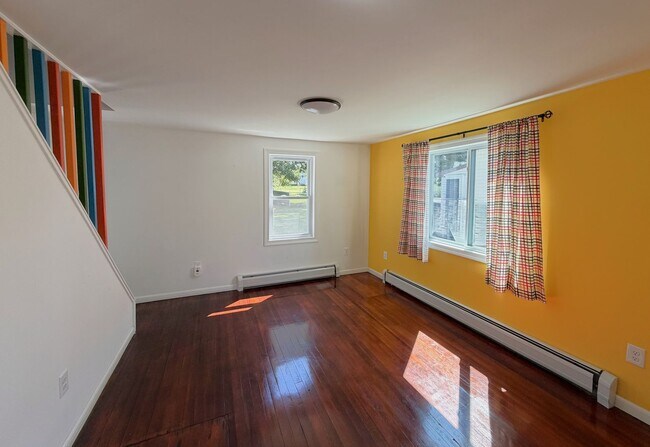 Building Photo - Beautifully Renovated Home with Dedicated Home Office in a Quiet Neighborhood