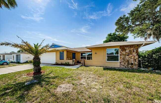 Building Photo - Beautiful 3 bed 2.5 bath Pool home