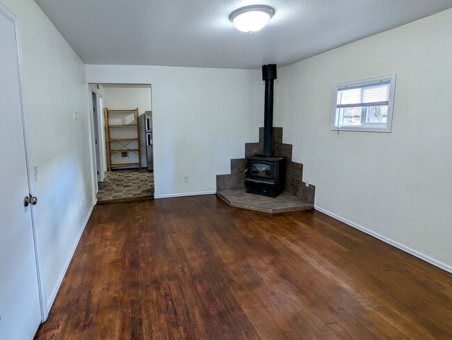 Building Photo - 2 Bed/1 Bath House - 5 min to Lakewood Tow...
