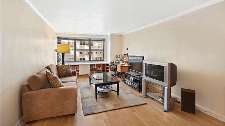 Primary Photo - 151 W 68th St