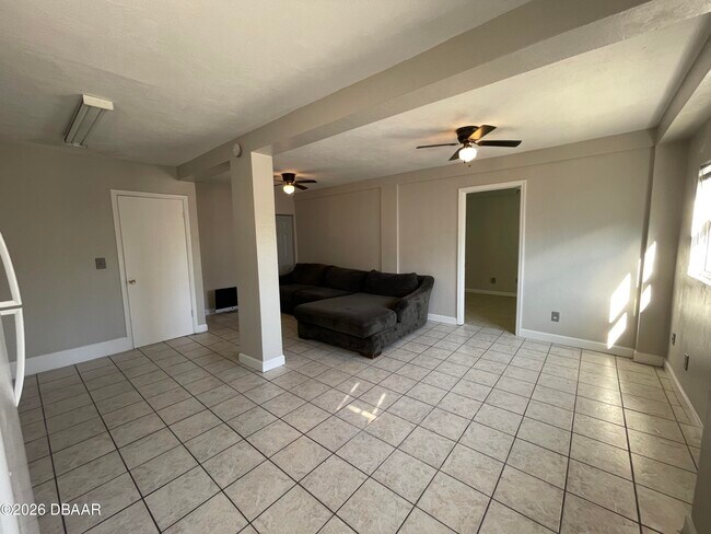 Foto del edificio - 411 N Oleander Ave