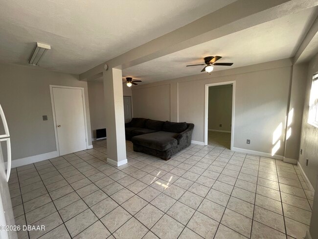 Building Photo - 411 N Oleander Ave