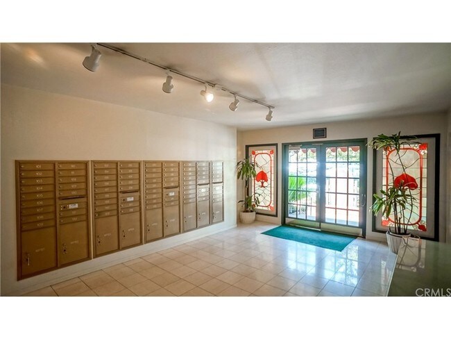 Foto del edificio - 330 S Mentor Ave