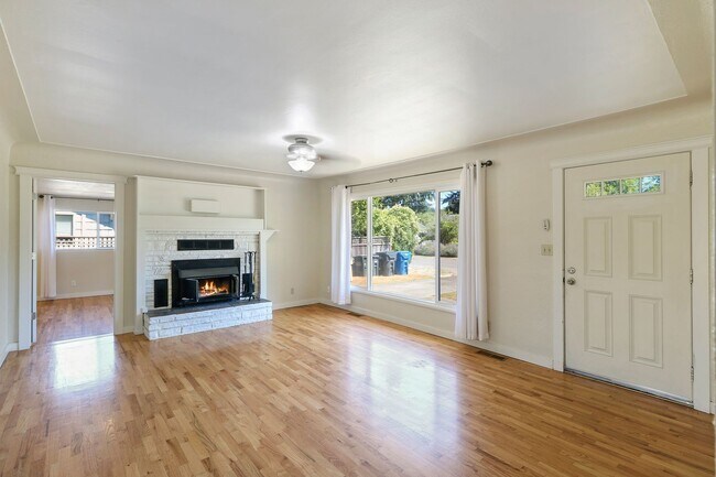 Foto del edificio - Eastside Charmer with 3 bedrooms 1.75 bath...