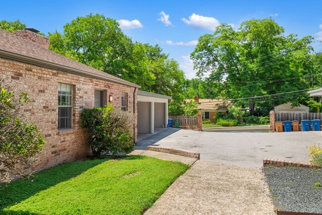 Building Photo - TARRY TOWN DUPLEX - 3BD/2BA - AWESOME REMO...