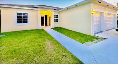 Building Photo - 579 SW Paar Dr