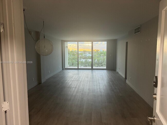 Foto del edificio - 9500 W Bay Harbor Dr
