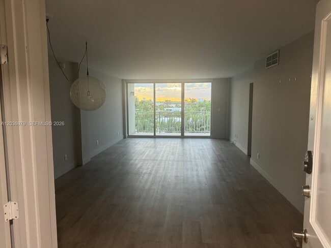 Building Photo - 9500 W Bay Harbor Dr