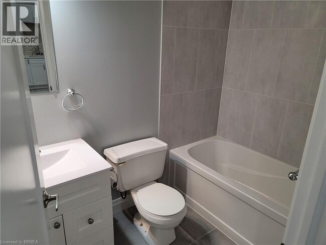 Building Photo - 427 Colborne St