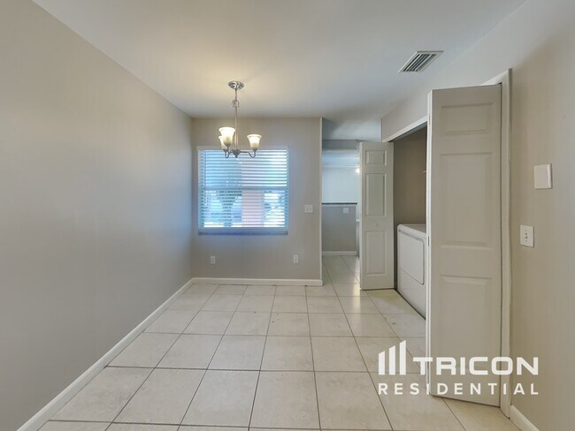 Building Photo - 605 Missionwoode Dr