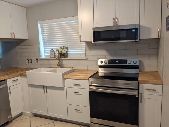 ¡Cocina renovada - 2803 Faringdon Dr